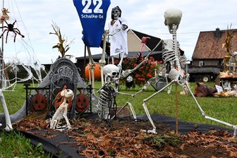 Halloween rund um Mittweida und Frankenberg: Fünf Tipps für den Feiertag - Diese Gruselfiguren findet man in Rossau an der Hauptstraße am Abzweig Moosheim.