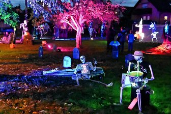 Halloween-Spaß in Altmittweida: Im Gruseldorf wird selbst dem Gerippe schlecht - So sieht es noch bis 31. Oktober in der Dorfmitte von Altmittweida in Mittelsachsen bei Einbruch der Dunkelheit aus. Diese aufwendige Halloween-Deko findet man im Vorgarten von Gruselfan René Hoch.