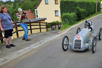 Halsbach im Rennfieber: 18 Seifenkisten düsen bergab - Julien Neßler belegte den ersten Platz in der Kategorie Profis.