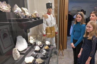 Halsbrücke erhält sehenswerte Mineraliensammlung - Annika (von links), Arthur und Leona von der Musikschule Freiberg betrachten Stücke der Sammlung. Sie hatten die feierliche Übergabe zuvor musikalisch begleitet.