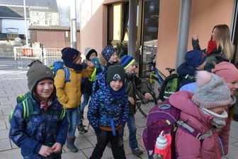Halsbrücke: Hort erhält eigenes Domizil - Erzieherin Peggy Backofen empfängt ihre Hortkinder der Klasse 4 in der Kita "Wirbelwind" in Halsbrücke. Ab dem Herbst sollen die Mädchen und Jungen ein eigenes Gebäude gleich neben der Grundschule haben. 