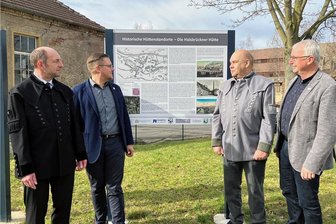 Halsbrücke: Wandern entlang des Hüttenstandortes - Heiko Götze von der Knappschaft, Steve Ittershagen vom Verein Welterbe Montanregion, Roland Kowar vom Altertumsverein und Bürgermeister Andreas Beger(von links) bei der Einweihung einer Tafel zum historischen Hüttenstadtort Halsbrücke. 