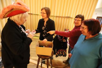 Halsbrücker Karnevalisten feiern 40. Saison: Was die ersten „Funken“ noch wissen - Steffi Winterlich, Ulrike Jurk, Rosi Heidrich und Martina Schröer (v.l.) stöbern in den Archiv-Kisten des Halsbrücker Carnevals Club.