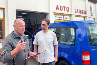 Halten alte Motoren länger? Zur Inspektion in einer Chemnitzer Kfz-Werkstatt mit einem VW Caddy - Vor der Inspektion erklärt Egbert Franke, Inhaber von Auto Kaiser, was alles auf den Prüfstand gestellt wird. Unter anderem: Bremsen, Stoßdämpfer und Motor. Hält der Caddy noch ein Stück?