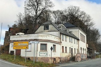 Haltestelle in Siebebrunn: Stadtrat sieht Gefahr für Kinder - Markneukirchen/Siebenbrunn:Ehemaliges Gasthaus Steinknock.