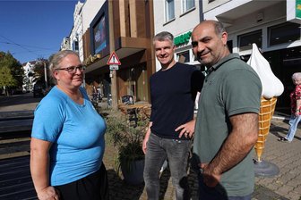 Haltestellenverlegung am Zwickauer Georgenplatz: Händler erwarten Informationen von der Stadt - Haben vielleicht demnächst eine Straßenbahnhaltestelle vor ihren Ladentüren: Carola Pönisch, Mike Riemenschneider und Helkim Günes (von links).