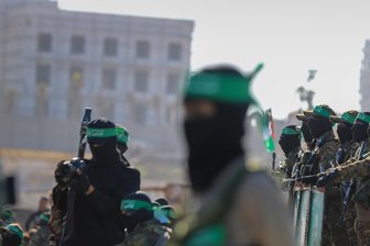 Kämpfer der Terrororganisation Hamas zeigen sich noch vor der israelischen Offensive im Gazastreifen in der Stadt Gaza.