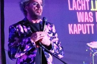 Hamburger gastiert in "Erdbeerschänke" - Kay Ray in Aktion.