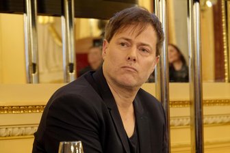 Hamburger Lessingtage: Deutschland auf der Anklagebank - Der Schweizer Regisseur Milo Rau. Der Intendant der Wiener Festwochen bringt im Rahmen der Lessingtage mit „Prozess gegen Deutschland“ erstmals sein spektakuläres Prozessformat nach Hamburg.