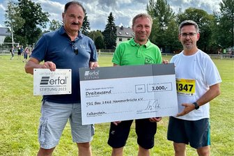 Hammerbrücke: Unterstützung für jahrzehntelanges Ehrenamt im Verein - Bert Blechschmidt (links) und Sören Voigt (rechts) mit Vereinschef Jörg Leonhardt.