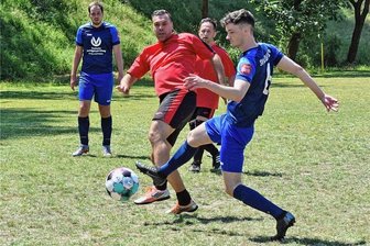 Hammerfest bei Hammerhitze: Dorfchemnitz hat sein Dorffest wieder - Hammerfest 2023 in Dorfchemnitz. Der Fußballverein hatte zum Hammerturnier eingeladen, hier die Partie der Oldies (in Rot) gegen die Titelverteidiger Hangover 96.