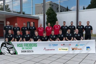 Hammerharte Nuss für HSG-Dachse - Gerüstet für die schwere Saison 2023/24: die Oberliga-Handballer der HSG Freiberg um das neuformierte Trainerteam Chefcoach Friedrich Zenk (hinten Mitte), Andreas Tietze (l.) und Alexander Matschos. Erklärtes Ziel ist der Klassenerhalt - dafür müsste mindestens Platz 11 her.