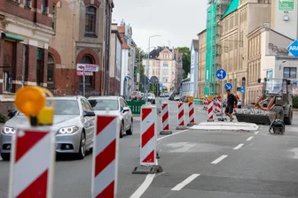 Hammerstraße in Plauen wieder frei: Welchem Zweck dient die neue Verkehrsinsel? - Eine Verkehrsinsel ist auf der Hammerstraße in Höhe Rähnisstraße entstanden.