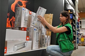 Hamsterkauf vorm Winter: Heizgeräte rund um Rochlitz und Hainichen Mangelware - Eigentlich sollten in der Ofenausstellung mehr Öfen stehen: Stattdessen räumt Mitarbeiterin Susan Lässig im Rochlitzer Leitermann-Baumarkt die wenigen Elektroheizgeräte ein, die derzeit noch im Markt zu finden sind. 