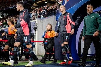 Hand an Hand mit Erling Haaland: Wie eine junge Lunzenauerin neben dem norwegischen Torjäger ins Leipziger Stadion kam - Einlauf auf großer Bühne neben dem Torjäger: Erling Haaland (Nr. 9) schnappte sich beim Champions-League-Spiel zwischen RB Leipzig und Manchester City die Hand von Fiona Heidrich vom SV Fortschritt Lunzenau. Davor lief Phil Foden ein, der später das 1:0 für die Gäste erzielte.