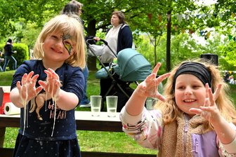 Hand in Hand mit Newton: Kleine Forscher im „Storchennest“ Hainichen - Sophia (l.) und Emma gehören zu den kleinen Forschern der DRK-Kita "Storchennest" in Hainichen.