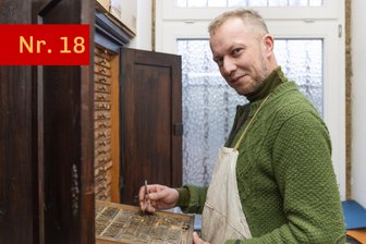 Handarbeit aus dem Erzgebirge: Wo Anpappen noch echte Handwerkskunst ist - Diese alten Holztüren halten einen besonderen Schatz unter Verschluss: alte Prägeschriften aus Messing, von denen einige weit über 100 Jahre alt sind. Buchbinder Jörg Heinicke kennt jede einzelne von ihnen.