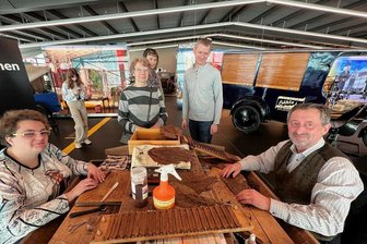 Handarbeit im Museum: Was Ferienkinder in Frankenbergs Zeitwerkstadt erleben - Daniela Brode und Dietmar Palm vom Heimatverein Frankenberg zeigen in der Zeitwerkstadt, wie Zigarren hergestellt werden. Familie Brandtstädter schaut zu.