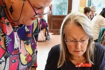 Handarbeitskunst überbrückt Sprachbarrieren - Marie-Pierrette Le Gac (links) erklärt Bettina Liebscher aus Olbernhau die Technik des Makramee. Sie ähnelt in gewisser Weise dem Klöppeln.