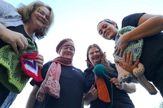Handarbeitsliebende Frauen aus Leubsdorf spenden 500 Euro - Denise Riedel, Jana Langer, Mandy Hielscher und Iliane Reichel (v. l.) gehören zu den Kreativen Wollmäusen.