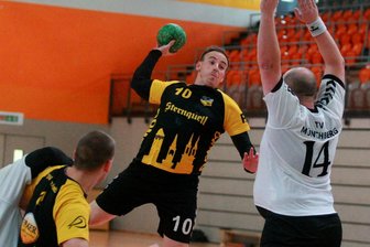 Handball: 16. Sternquell-Cup des TSV Oelsnitz geht nach Franken - Konrad Grünwald (am Ball) wurde zum besten Spieler des Turniers gewählt.