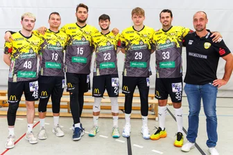 Handball, 3. Liga: Neuzugang des SV 04 Oberlosa sorgt für ersten Torjubel beim ThSV Eisenach - Oberlosas Neue: Johann Malta (von links), Teo Jezernik, Leos Petrovsky, Patrik Chobot, Lukas Meckel, Roman Becvar neben dem Mannschaftsverantwortlichen Gerd Winkler.