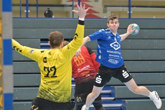 Handball: 6:0-Lauf der Gäste zieht Juniorteam den Stecker - Hannes Wendsche vom Auer Juniorteam steuerte fünf Treffer gegen die SG Pirna/Heidenau bei. Eine hohe Niederlage müssen er und sein Team trotzdem verdauen.