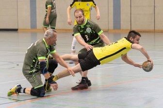Handball: Annaberger feiern Start-Ziel-Sieg - Max Lötsch (mit Ball), hier in einer früheren Partie, steuerte sieben Treffer zum Auswärtssieg des HCAB bei.