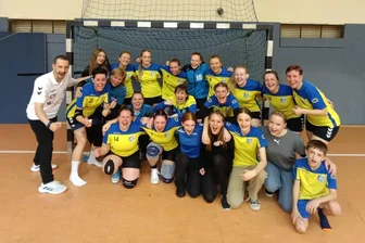 Handball: Annaberger Frauen wollen Lauf fortsetzen - Wollen auch am Wochenende wieder ein Siegerbild machen: Die Handballerinnen des HC Annaberg-Buchholz, hier nach dem knappen 28:27 in Raschau-Beierfeld, treffen am Samstag auf die SG Nickelhütte Aue.