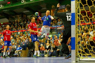 Handball: Aue trennt sich von Wilhelmshaven 29:29 - Bengt Bornhorn (Aue) überwindet Torhüter Dennis Doden (Wilhelmshaven). Handball 2.Liga