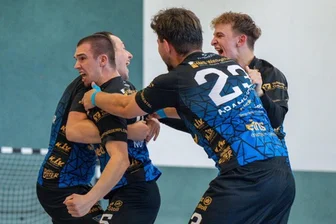 Handball: Aufsteiger HC Pleißental gelingt gegen die BSG Wismut Aue eine faustdicke Überraschung - Last-Minute-Torschütze Paul Nowak (Zweiter von links) und seine Teamkameraden bejubeln den Auftaktsieg des HC Pleißental.
