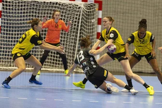 Handball: BSV Sachsen Zwickau kommt gegen den BVB unter die Räder - Bildtext: Jasmina Gierga (am Ball) und die Bundesliga-Handballerinnen des BSV Sachsen Zwickau waren gegen Borussia Dortmund ohne Chance.