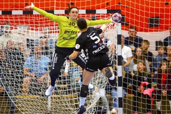 Handball: BSV Sachsen Zwickau liefert Thüringer HC im Derby großen Kampf - Natasa Corovic (Zwickau) überwindet Torhüterin Nicole Roth (THC) per Siebenmeter.