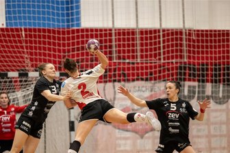 Handball-Bundesliga: BSV Sachsen Zwickau findet gegen Bayer Leverkusen keinen Zugriff und kassiert Heimpleite - Zu viele Lücken für Leverkusen. Hier können Lea Grießer (links) und Natasa Corovic Bayer-Spielerin Mareike Thomaier nicht am Abschluss hindern.Marko Unger