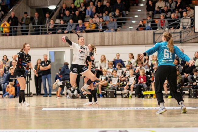 Handball-Bundesliga wählt diese Zwickauerin zur "Spielerin der Woche" - Auf Simona Madzovska (links) war in Waiblingen Verlass: Neun ihrer zehn Würfe landeten im Kasten von Torhüterin Celina Meißner. 