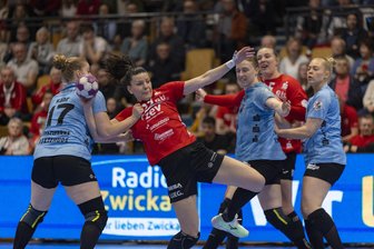 Handball-Bundesliga: Wie der BSV Sachsen Zwickau auf die bittere Heimniederlage gegen den Buxtehuder SV reagiert - Die Karriere von BSV-Kapitänin Simona Madjovska (am Ball) verlängert sich noch um mindestens ein Spiel.