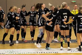 Handball-Bundesliga: Zwickauerinnen bejubeln ersten Saisonsieg - Nach dem ersten Saisonsieg in der Bundesliga führten die Zwickauerinnen Freudentänze auf. 