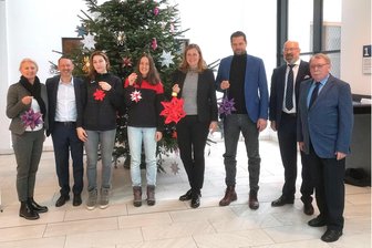 Handball-Bundesligist BSV Sachsen macht mit bei Spendenbaum-Aktion im Zwickauer Rathaus - Vorm Sternen-Spendenbaum im Rathaus-Foyer (v. l.): Sylvia Wössner, Lutz Hering, Rita Lakatos, Nora Jakobsson van Stam, Constance Arndt, Norman Rentsch, Marco Rumpf, Rainer Eichhorn.