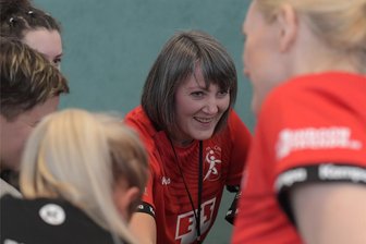 Handball: Der HSG Langenhessen/Crimmitschau fehlt Erfahrung mit engen und umkämpften Spielen - Corina Cupcea kann auf viel Handball-Erfahrung blicken. Mit der HSG Langenhessen/Crimmitschau feierte sie im Frühjahr aber erstmals einen Aufstieg und muss jetzt mit ihrer Mannschaft in der Oberliga Sachsen bestehen.