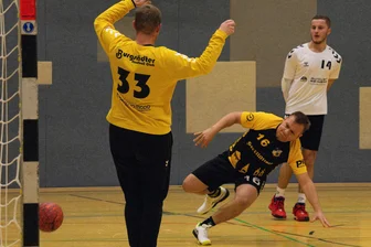 Handball: Die Oelsnitzer „Erste“ erobert Platz 2, die Frauen der SG Oberland feiern einen Kantersieg - Der Oelsnitzer Robert Seidel überwindet hier den Burgstädter Keeper Max Günther.