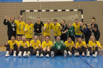 Handball: Die „Sachsenauswahl“ in der A-Jugend-Bundesliga überrascht selbst ihre Trainerin - Drei Spiele, drei Siege: Für das Team von Trainerin Daniela Diener (hinten links) läuft es bisher rund.