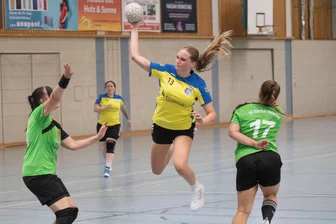 Handball: Doppelpleite für Annaberger Frauen - Joy Tennert (Mitte) - hier in einer früheren Partie gegen Raschau-Beierfeld - war erfolgreichste HCAB-Werferin in Grüna.