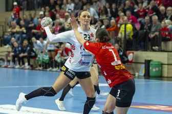 Handball-Drama für den BSV Sachsen Zwickau: So bitter fiel die Niederlage beim Ostderby in Halle aus - Auch die 14 Tore von Silje Brons Petersen (links) konnten die knappe Zwickauer Niederlage in Halle nicht verhindern.