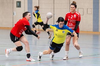 Handball: Eine gute Halbzeit reicht Annabergerinnen gegen den Primus nicht - Melanie Bartl (Mitte), die sich hier gegen Tina Kretzschmar (l.) und Sandra Bochmann durchsetzt, war zusammen mit Sarah Neubert mit 4 Treffern erfolgreichste Werferin des HCAB.