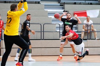 Handball: Einheit Plauen verliert denkbar knapp Finale um Spitzen-Cup - Im Endspiel gegen die SG Pirna/Heidenau wirft hier Einheits Petr Linhardt (rotes Trikot) aufs Tor.