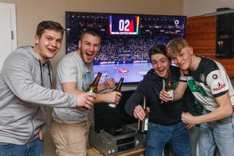 Handball-EM: Erzgebirger trauen Alfred Gislason und seinem Team den Finaleinzug zu - Handballeuphorie in Annaberg: Bruno Repmann, Julian Opitz, Janik Glaser und Dennis Fritzsch (von links) freuten sich auf die Partie zwischen den deutschen Handballmännern und der Mannschaft aus Kroatien.