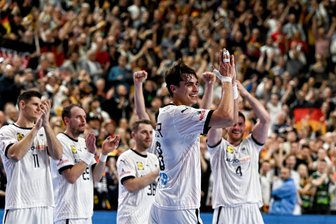 Handball-EM: So will Deutschland gegen Kroatien nachlegen - Wieder alles möglich: Julian Köster (2.v.re.) und sein DHB-Team.