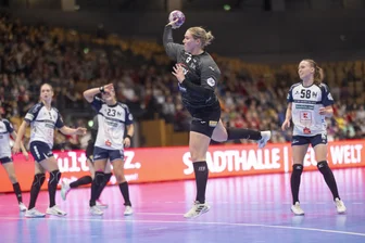Handball-Euphorie beim BSV Sachsen Zwickau: Was die Mannschaft im Weihnachtsspiel daraus machen will - Als Laura Szabo (am Ball) und der BSV Sachsen Zwickau zuletzt das Heimspiel gegen Neckarsulm mit 28:24 für sich entschieden, sorgten 1613 Zuschauer für die bisher größte Kulisse in einem Heimspiel. Diese Marke wird am Montag fast verdoppelt.
