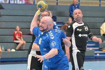 Handball-Fans treffen sich im Erzgebirge – und küren Sieger nach Spielabbruch - Das Spiel um Platz 3 verlor das Sponsorenteam II des EHV Aue um Christoph Kleinhempel. Bronze ging an Würschnitztal.