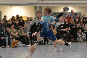 Handball: HC Pleißental sichert sich mit Derby-Sieg beim SV Sachsen 90 Werdau den zweiten Aufstieg in Folge - Drei Tore steuerte Niclas Hahn (am Ball) am Sonntag zum klaren Erfolg seines HC Pleißental beim Derby bei Sachsen 90 Werdau bei.